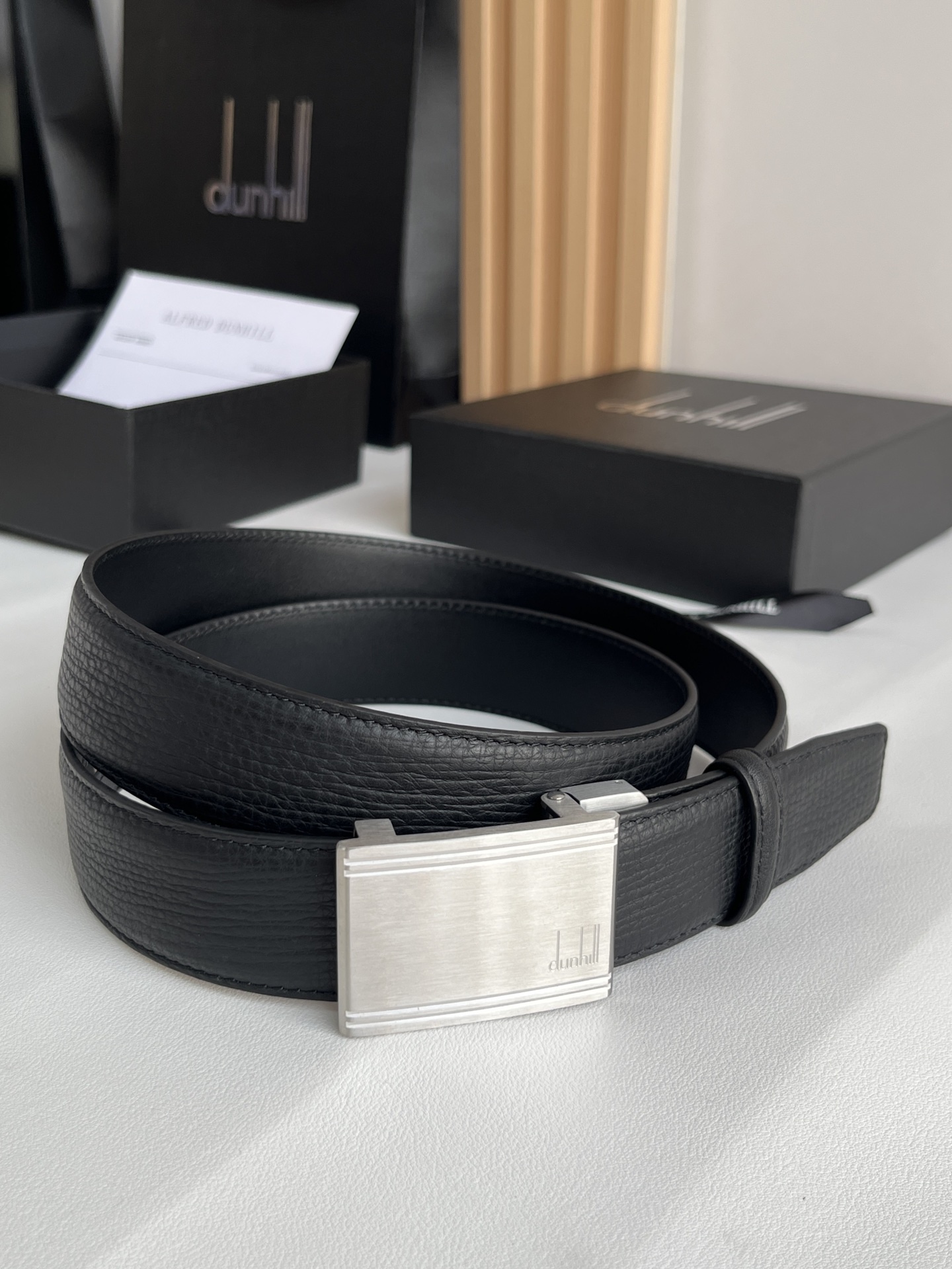 登喜路（Dunhill）是一家英國倫敦的男士奢侈品牌。皮帶以其精湛的工藝和經典的設計，成為男士配飾中的精品。皮帶的質感好、耐用性強，商務休閒百搭款！