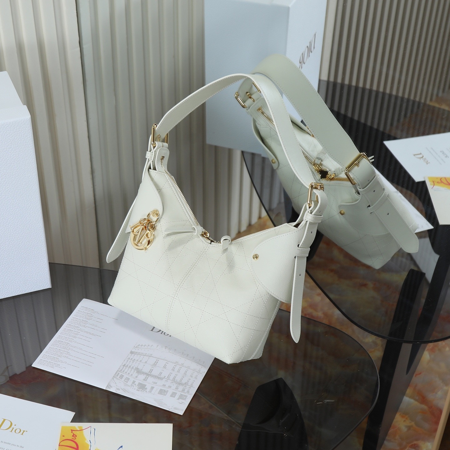 原廠皮 小號粒面牛皮 白色

Voyage秋冬系列
又是一個王炸級別，直接擊中心巴上
自帶鬆弛感，包形柔軟又隨意
經典藤紋格，雙拉鍊設計
整體高級又時髦，精緻感滿滿的字母吊墜
細節非常到位，超大的容量，自用超輕便
時髦精們都懂這款的含金量

型號：2845

size:22*9.5*15cm