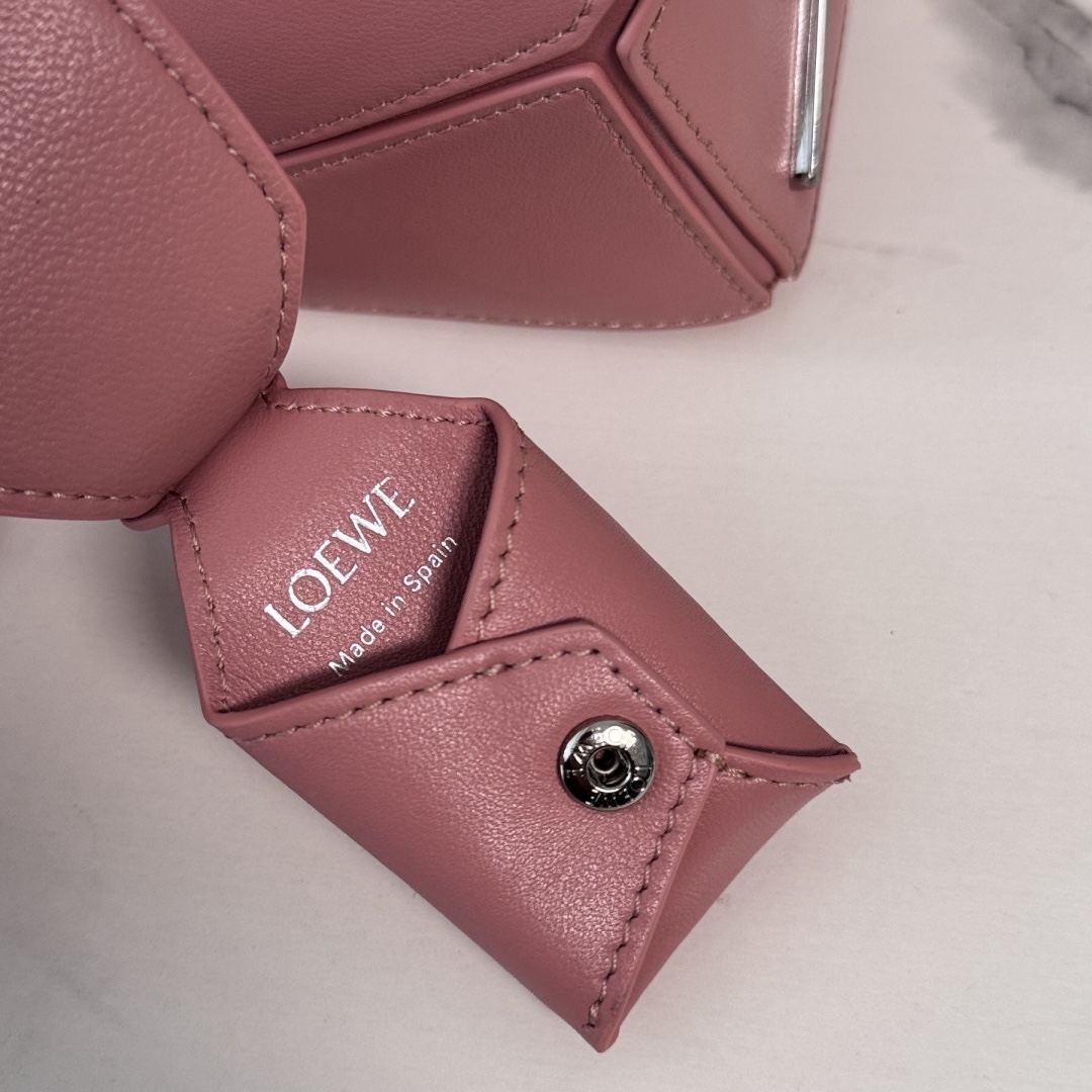 LO℮w℮🌟新款 迷你納帕羊皮革 Featherlight Puzzle 手袋 以別具一格的幾何線條勾勒長方體造型。柔軟輕盈的納帕皮革為手袋注入隨性慵懶的風格。可肩背、斜挎或手提
可拆卸可調節肩帶，飾有旋轉卡扣*拉鍊開合，鉸接式拉鍊頭 一個外部拉鍊後袋，一個內部插袋*可拆卸 LOE**WE 燙金或燙銀標籤，飾有隱秘口袋和氣球骰子*長方形金屬腳釘 納帕羊皮革襯里 Anagram 壓紋、飾牌內部鐫刻 LOE**WE.
型號：062511
size:17.5*7.5*12.5CM（配全套包裝）