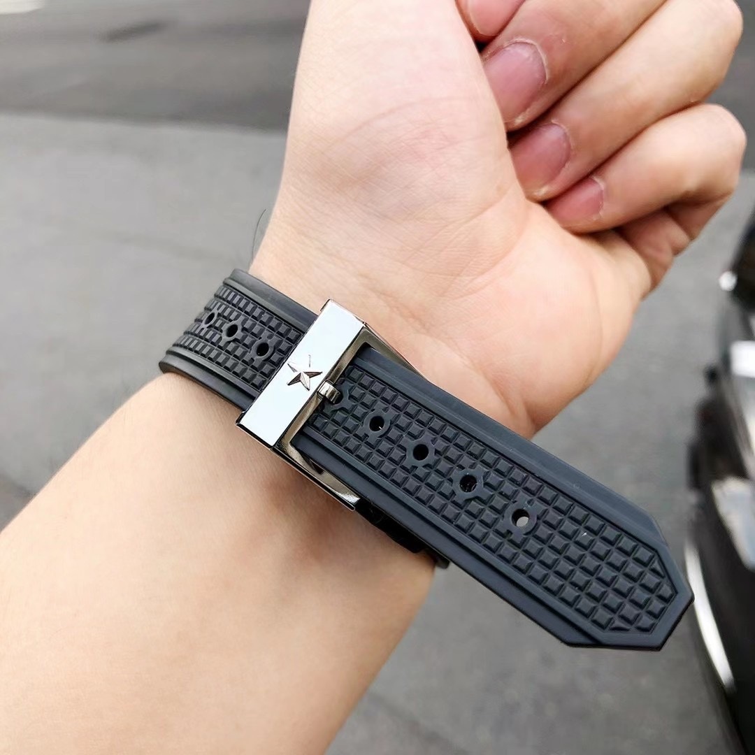 品牌：真力時
95.9000.670/78.R782
系列：DEFY
性別：男士
我來糾錯 
機芯 機芯型號：9015改Elite 670 SK
機芯類型：全自動機械
機芯直徑：25.60毫米
機芯厚度：3.88毫米
振頻：28800每小時振蕩次數
寶石數：27個
零件數：187個
動力儲備：50小時
我來糾錯 
外觀 表徑：41毫米
表殼厚度：10.75毫米
錶盤顏色：鏤空
錶盤形狀：圓形
錶帶顏色：黑色
表扣類型：針扣
背透：背透，透明藍寶石水晶
防水深度：100米
表耳間距：暫無
