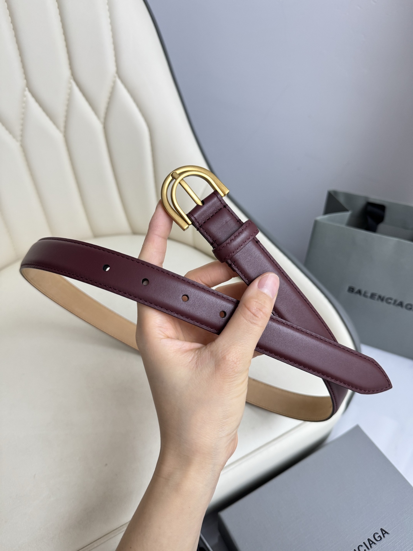 巴黎世家（Balenciaga）寬度2.5cm 是法國的奢侈品牌，作為時尚界最具影響力品牌之一的地位。設計師源於：都市時尚潮流獨特的設計風格，採用進口小牛皮製作；搭配純銅復古五金，使其更具魅力。值得擁有的百搭精品