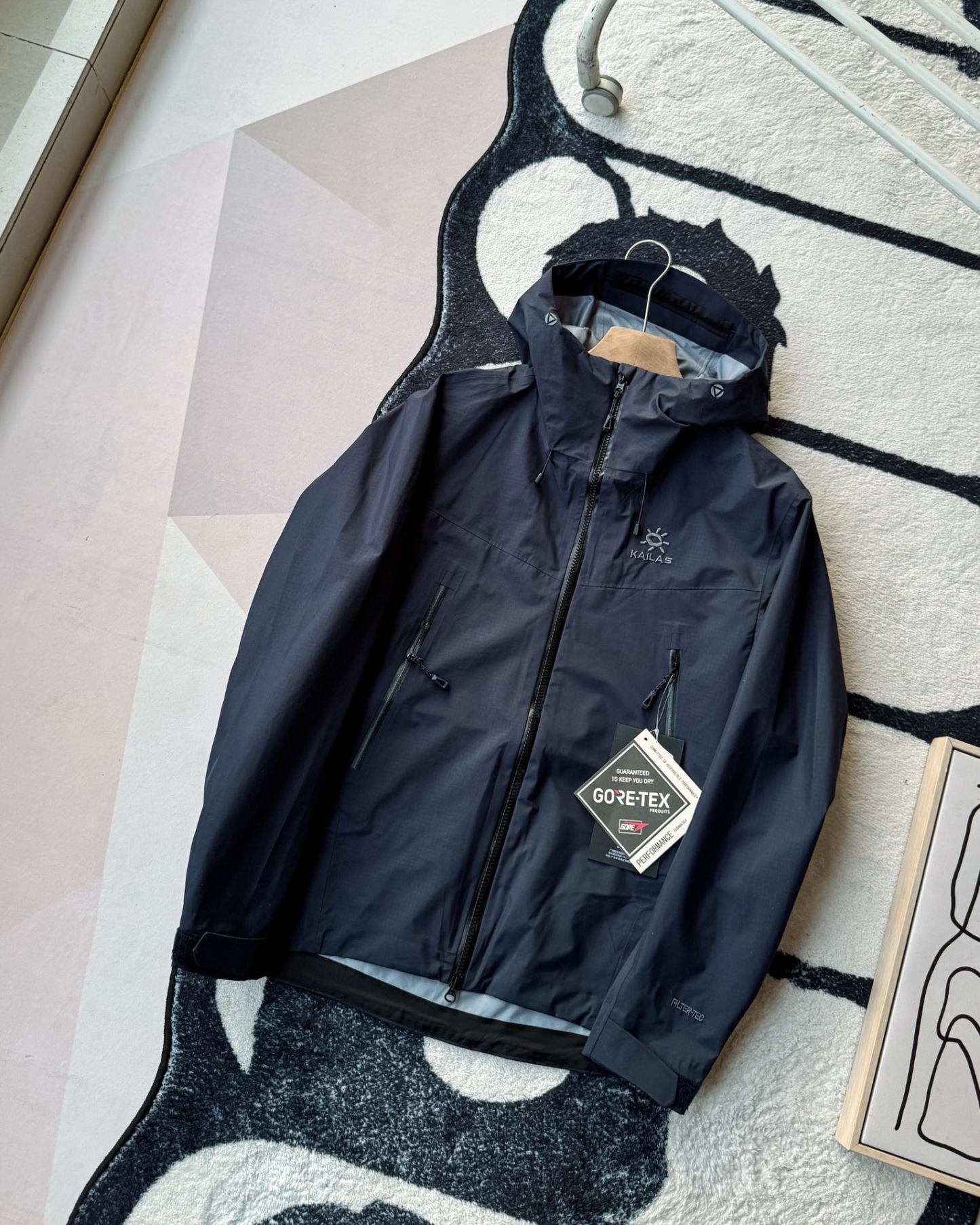 KAILAS凱樂石博格達衝鋒衣！防風防水透氣保溫，六色可選！面料採用與100D Gore-Tex Pro同級防護科技，人性化剪裁設計立體剪裁在肩部、肘部預留充足活動空間，背負重包時也不會束縛動作。風帽後側設有抽繩調節系統，暴雨時收緊可防止雨水糊臉；袖口採用鈎環固定，大幅活動時不易移位。透氣與輕量平衡腋下雙拉鍊設計能在運動時形成有效通風。整體重量控制得當，長途徒步不會造成負擔。可拆卸內膽：三合一設計最驚喜的是羽絨內膽
羽絨內膽特別輕便，保暖效果很好；可拆卸，很方便穿脫，拆掉羽絨內膽，就是一件風殼