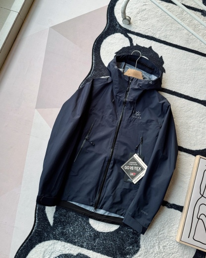KAILAS凱樂石博格達衝鋒衣！防風防水透氣保溫，六色可選！面料採用與100D Gore-Tex Pro同級防護科技，人性化剪裁設計立體剪裁在肩部、肘部預留充足活動空間，背負重包時也不會束縛動作。風帽後側設有抽繩調節系統，暴雨時收緊可防止雨水糊臉；袖口採用鈎環固定，大幅活動時不易移位。透氣與輕量平衡腋下雙拉鍊設計能在運動時形成有效通風。整體重量控制得當，長途徒步不會造成負擔。可拆卸內膽：三合一設計最驚喜的是羽絨內膽
羽絨內膽特別輕便，保暖效果很好；可拆卸，很方便穿脫，拆掉羽絨內膽，就是一件風殼