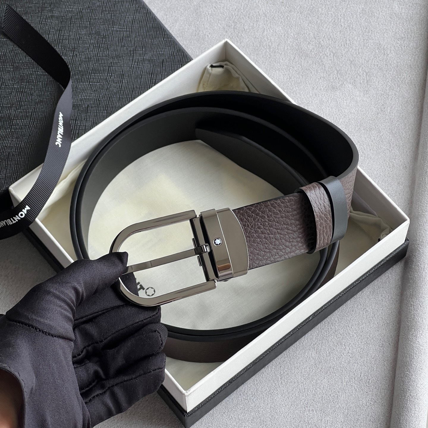 馬蹄形帶扣粒面皮帶（35毫米）
馬蹄形鍍鈀和鍍釕針式帶扣。可調節長度，3.5cm粒面咖色皮革皮帶。融合傳統元素與現代風格的精緻配件。錶帶描述 粒面咖色牛皮 皮革圖案 金屬圓環飾有萬寶龍六角 星品牌標識 搭扣裝置 易開啓裝置，可調節皮帶長度 搭扣形狀 馬蹄形 主要顏色咖色 | 黑色 搭扣類型 針扣式表扣