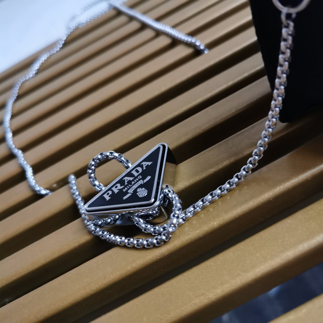 【 原單】🎉項鍊水晶小包🎉1MR024新色🎉🎉這款Duchesse面料卡片夾通體飾以仿水晶，於表面營造出光影格調和虹彩炫色，彰顯華美且不失功能性的設計。最愛是這條可拆卸可調節鐵璉肩帶，又可當腰包裝飾😍😍又可當搭配衣服項鍊裝飾，中間三角形標可調節活動，賦予單品多樣的佩戴方式。空間可裝口紅💄/耳機/鑰匙🚗....夜燈下bling bling,太美了。值得入手🎉🎉尺寸：長11.5cm*高8cm