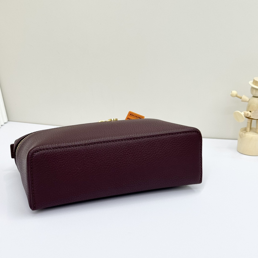 𝓸𝓻𝓸 𝓟𝓲𝓪𝓷𝓪諾悠翩雅
𝑬𝒙𝒕𝒓𝒂 𝑷𝒐𝒄𝒌𝒆𝒕 𝑳𝟏𝟗 
這是一款大開口結構的功能性設計的手拿包，經典風格和簡約設計的組合體。包身採用進口原廠小牛皮材質，輕微的錘紋呈現優雅的紋理，內里採用進口原廠小羊皮。皮革手柄和可拆卸肩帶，可打造出不同背法實用百搭。雙向拉鍊開合，搭配My Charms銀色金屬掛飾。（LP特級全鋼配件五金）
size：11×19×6.5cm
貨號：FAN4046
配套全套專櫃禮盒包裝🎁