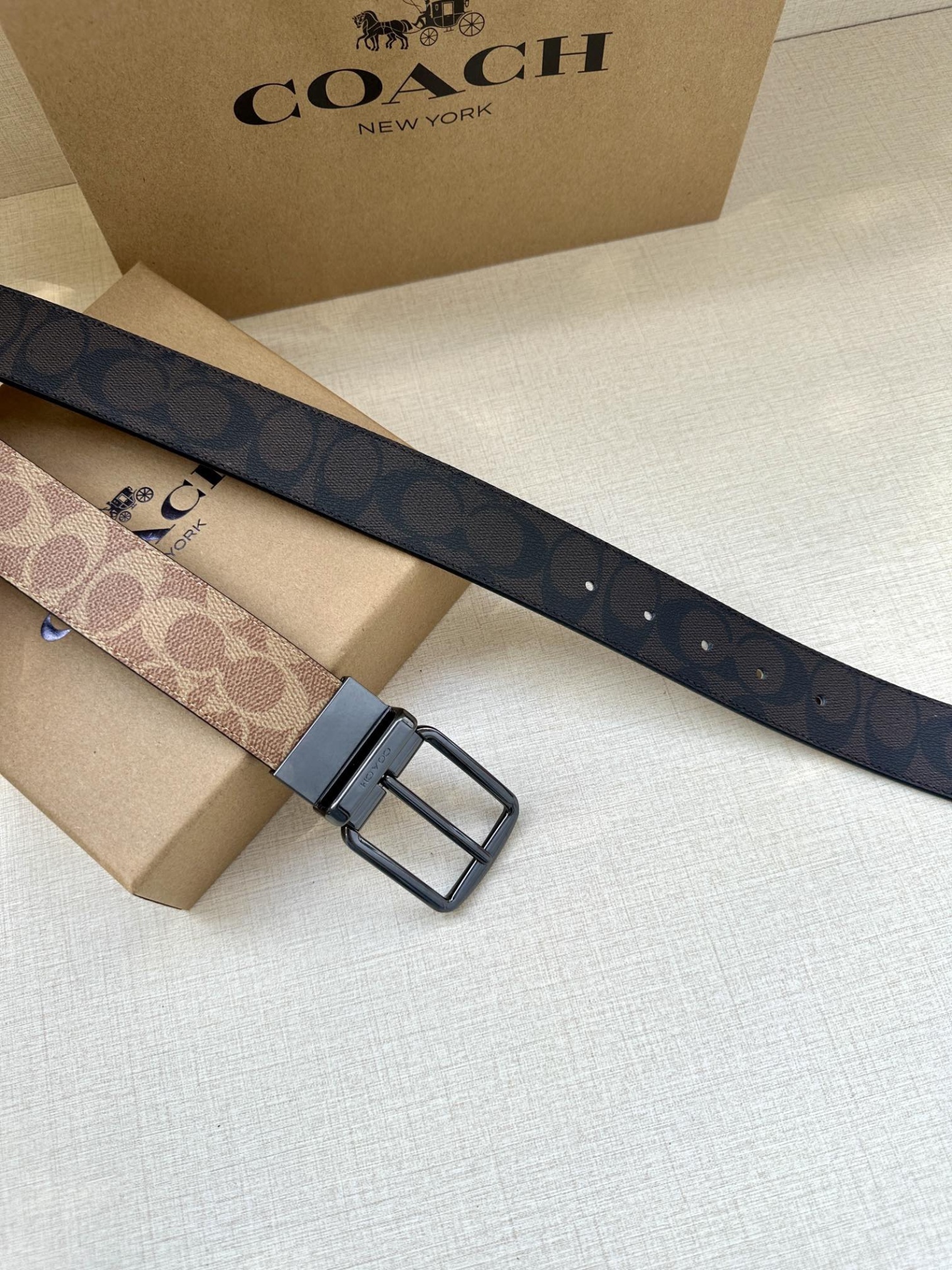 3.7cm（寬）COACH  這款雙面腰帶採用運動小牛皮製作，配有經典標誌帶扣，一款產品，兩種外觀。其合身度可個性定制，可用剪刀進行剪裁。
SAZ
D45
SMM
運動小牛皮
可裁剪
雙面
