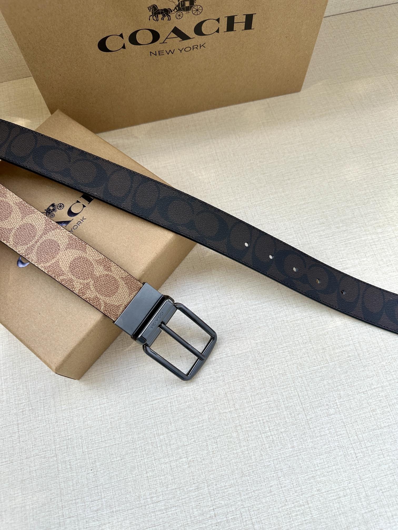 3.7cm（寬）COACH  這款雙面腰帶採用運動小牛皮製作，配有經典標誌帶扣，一款產品，兩種外觀。其合身度可個性定制，可用剪刀進行剪裁。
SAZ
D45
SMM
運動小牛皮
可裁剪
雙面
