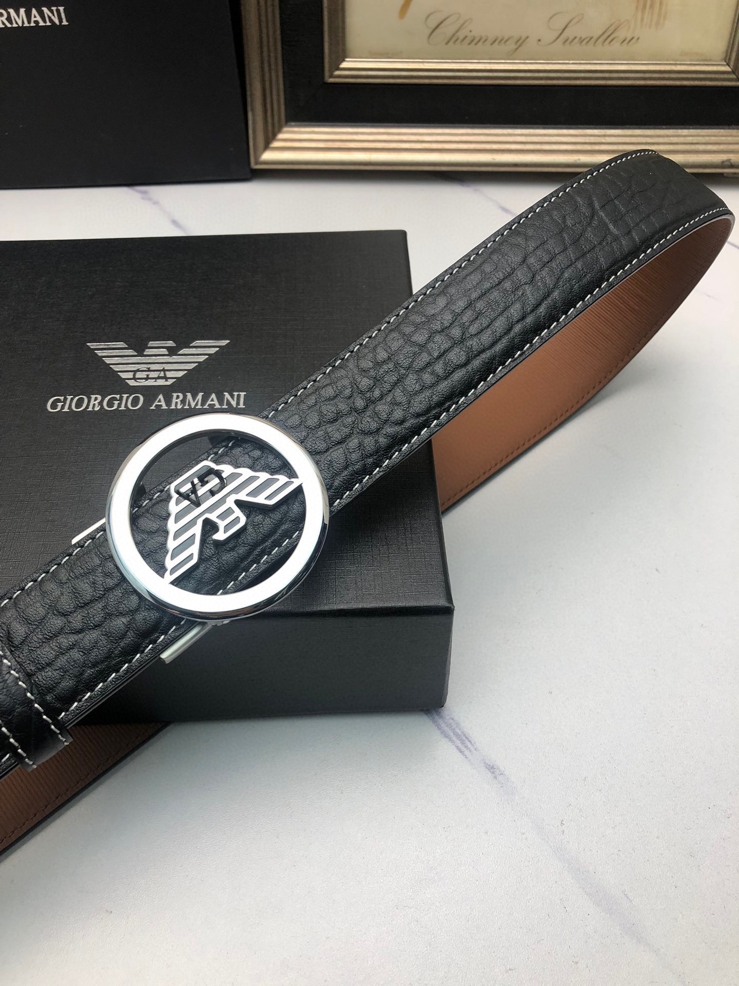 阿曼妮：原單頭層牛皮大象皮紋面，內襯頭層小牛皮底，搭配原單自動扣，可裁剪的自動帶，此款腰帶面雙採用意大利原定廠制進口牛皮帶身 ，對專版櫃足寬3.5