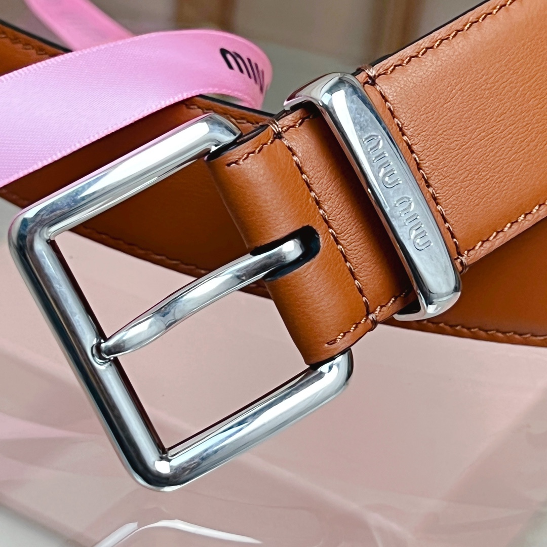 這款皮革腰帶設計簡約而優雅，腰帶環伴以Miu Miu徽標。雙面進口小牛皮 金屬搭扣 腰帶環飾激光雕刻徽標
寬度: 3.5cm
