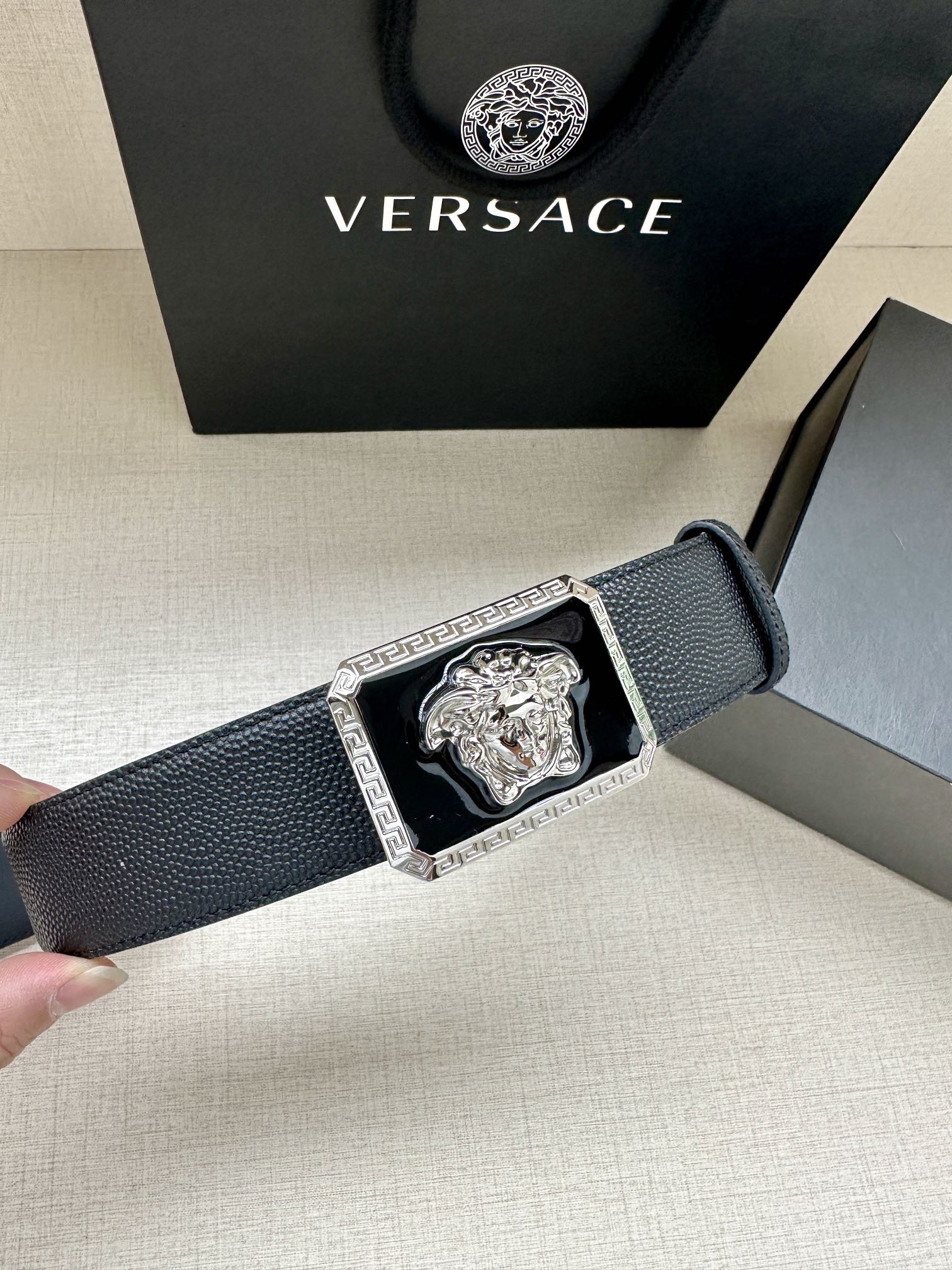 寬度4.0cm VERSACE （範思哲）此款柔軟的皮帶飾3D美杜莎腰帶扣，可搭配正裝或休閒牛仔裝。