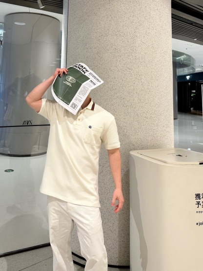 Gucci/古馳 24ss 胸口雙G刺繡Polo短袖
原品購入，採用60支雙股250克重棉氨混紡雙面珠地面料，條紋相間拼色衣領定為雙系統提花定織扁機製成。GG互扣刺繡圖案採用進口田島機器，榻榻米刺繡搭配挨針繡工藝，刺繡非常的飽滿，精細針法綿密，以榻榻米刺繡工藝打底，挨針繡描廓邊緣及字母繡花，層次清晰豐富立體。前胸無明線無散口雙層面筒，袖口縫盤螺紋同為扁機織造，採用TAJIMA進口機台加工，人工手縫領標開背領標帶防偽芯片，紐扣開模天然塔羅貝炭黑刻字牛角扣，三標輔料同步定 制。經典翻領設計