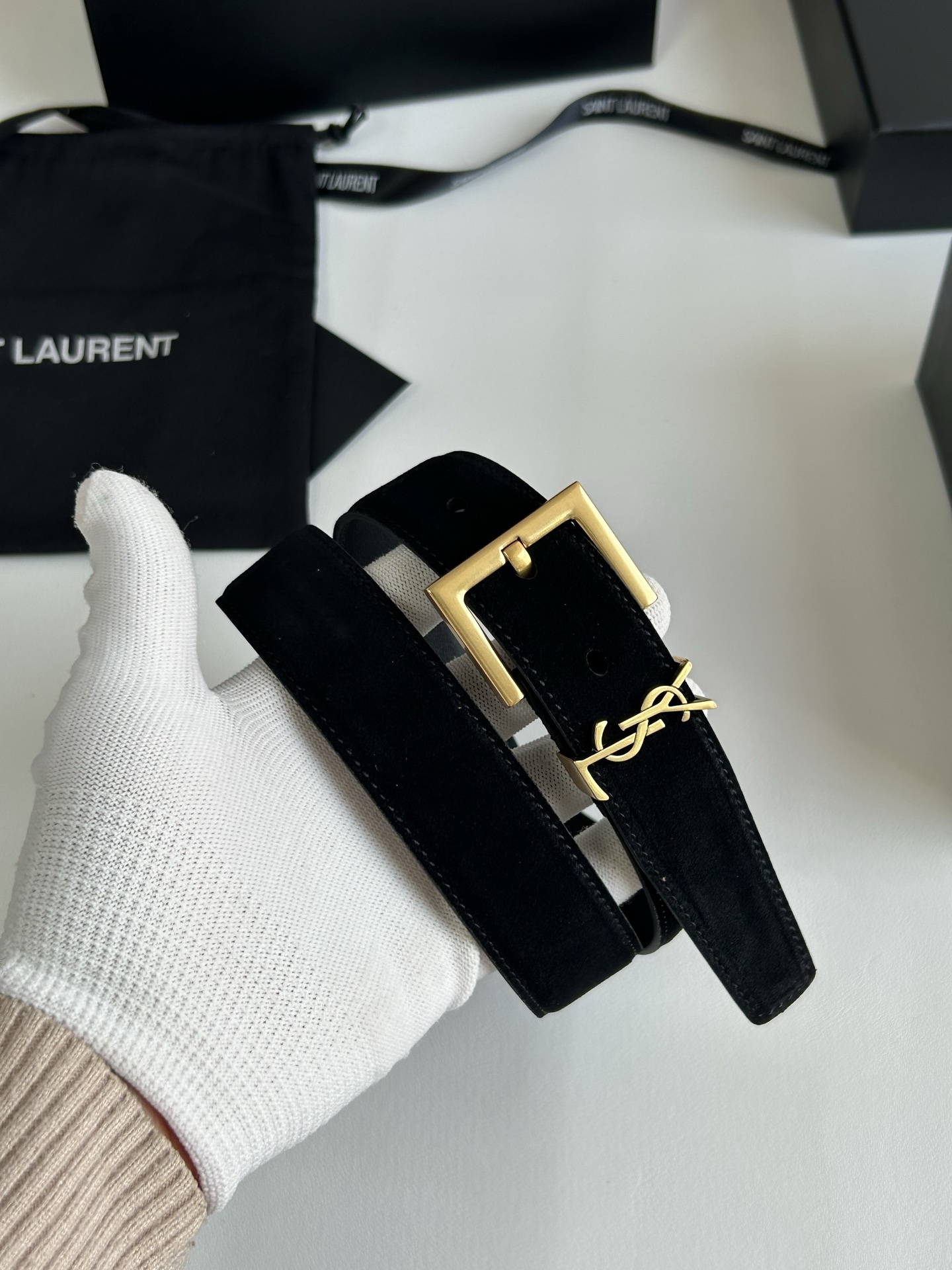 聖羅蘭 女士腰帶，進口小牛皮 配以CASSANDRE 標識腰帶環。古銅色金銀五金可選。精緻優雅的設計，寬度3.0cm