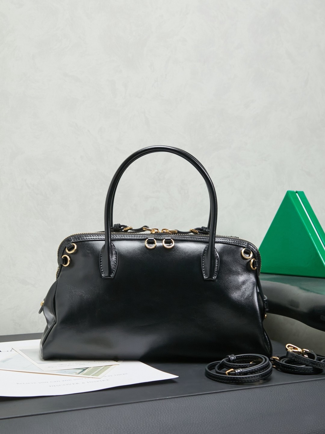 Miumiu新款贝壳包油蜡皮复古美， 审美真的很在线噢， 多种背法的松弛感拉满贝壳形状+手柄设计， 复古又时尚  ，慵懒的风格 不论是日常闲坐还是约会逛街都是很时髦. 总之就是很好看啦.. 可自己diy小挂件哦～