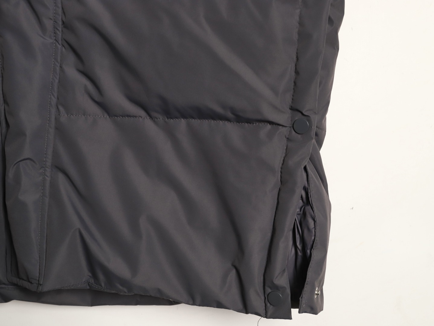 Adidas 阿迪達斯 三條槓保暖專櫃長款落肩款羽絨服
明星同款阿迪羽絨服 adidas 休閒舒適保暖長款羽絨服 男女同款  面料採用原版定制防水防靜電布料 內里採用尼龍雙層封禁設計 過膝長款設計超級保暖 分區填充300克標準80白鴨絨 蓬松度超好 輕便不厚重 拉鍊帶有定制logo 袖子側邊經典三條槓 內里配備口袋 胸前刺繡硅膠小標 清晰立體又飽滿 袖口鬆緊設計更加防風保暖 下擺按扣設計可隨意調節 方便戶外行動 寬松的版型不挑人 穿上就是行走的棉被 絲毫不懼寒冬 
L SIZE:S-XL