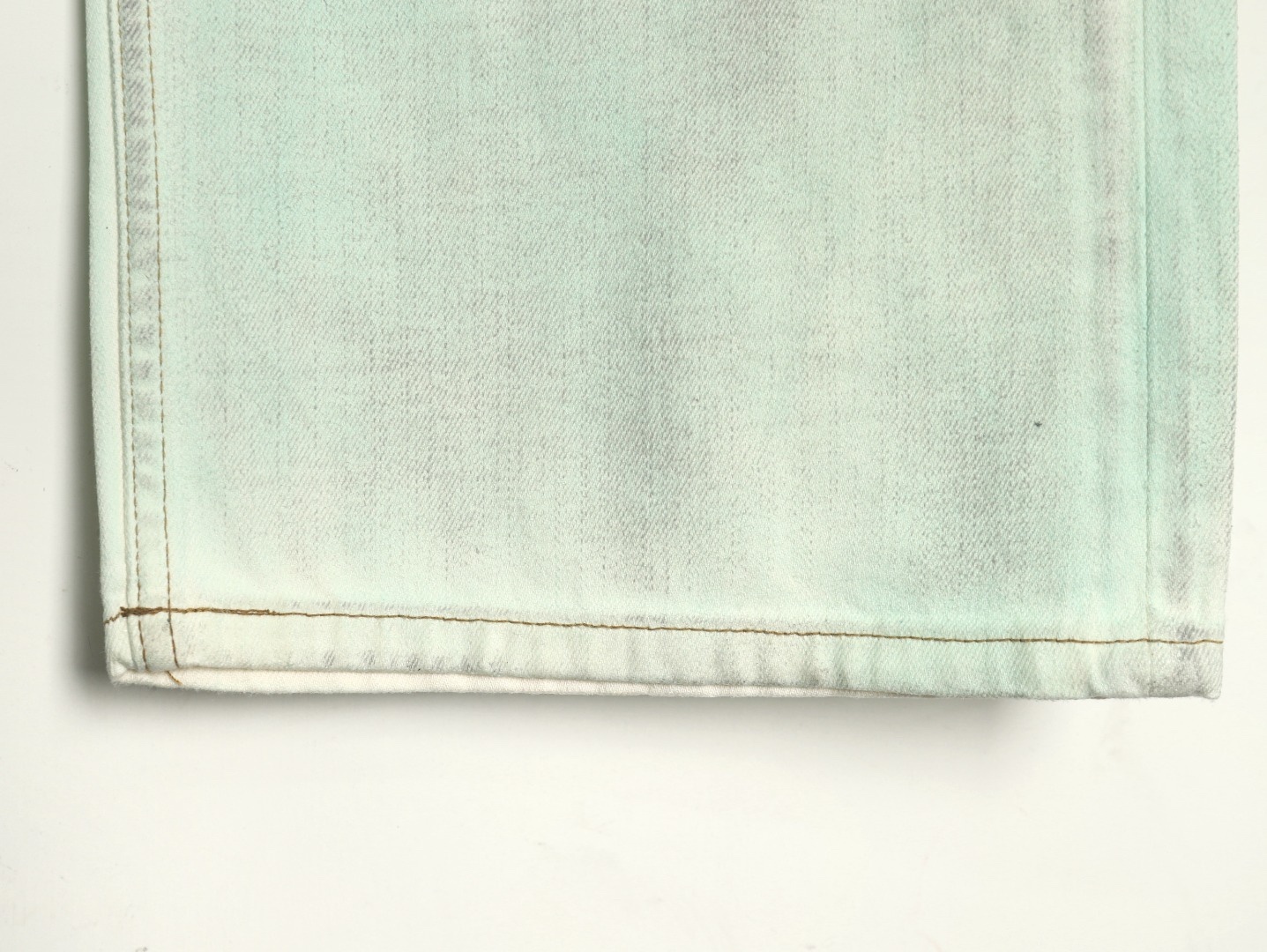 Acnestudios 1981M25ss不規則做舊手工夜光牛仔褲
重工做舊 泥染塗料廢土系列 在燈光強光照射下螢光粉塗料.男女同款
J 碼數：XS.S.M.L.