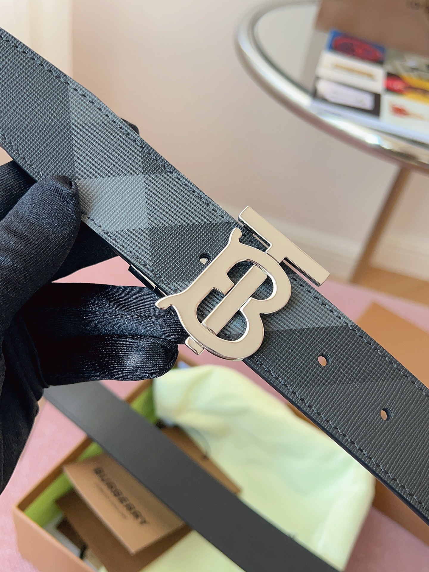 
Burberry博柏利品牌始終秉承傳統精髓，彰顯卓爾不凡的匠制工藝，優雅率性的英倫設計與銳意革新的時尚理念。3.5cm