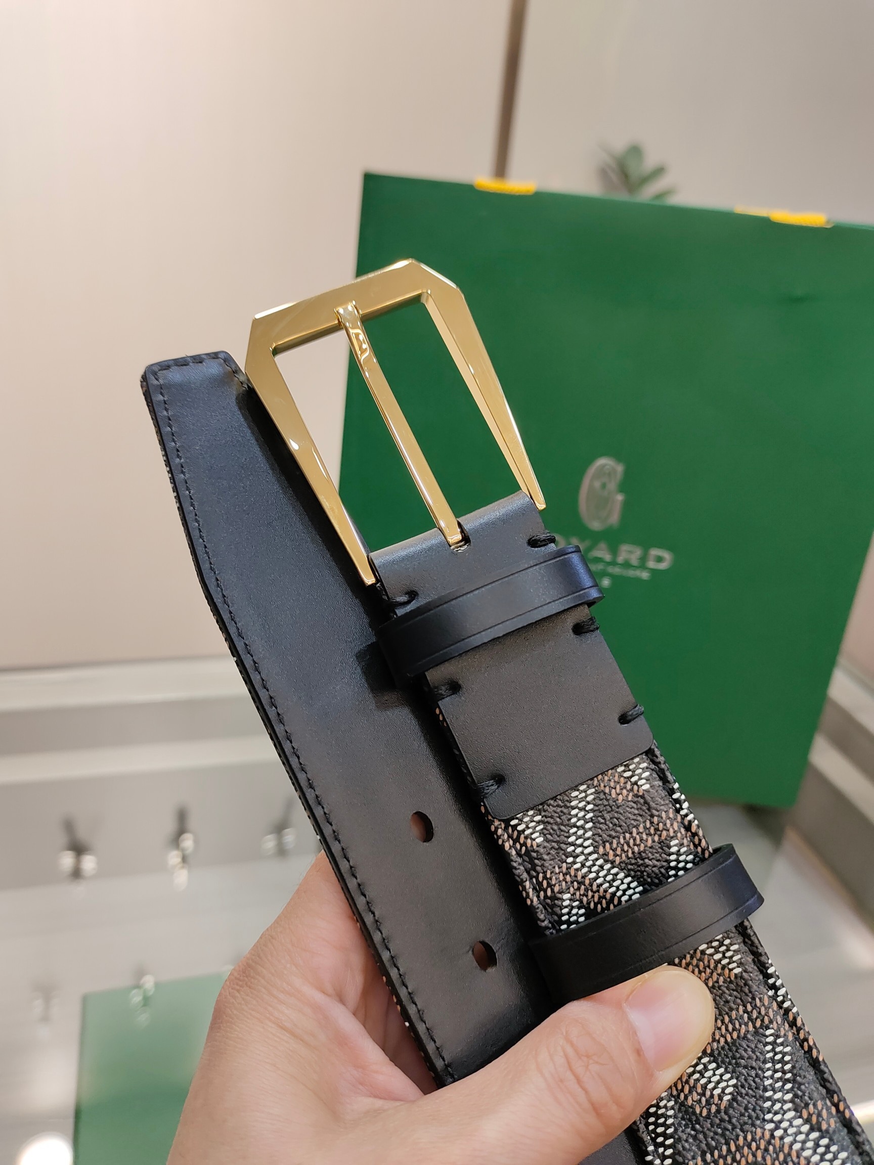 
Goyard(戈雅)腰帶源於法國奢侈品牌，設計風格簡約低調，腰帶身有標誌性帆布搭配進口頭層牛皮，腰帶扣採用簡約精品鋼扣，延續品牌的低調奢華，帶身寬度3.4CM，適用商務休閒日常佩戴。