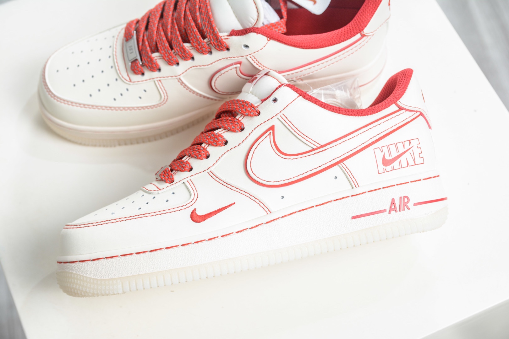 NIke Air Force 1 '07 Low 白紅兔八哥 
貨號：SM6668 132
Size: 36 36.5 37.5 38 38.5 39 40 40.5 41 42 42.5 43 44 44.5 45
