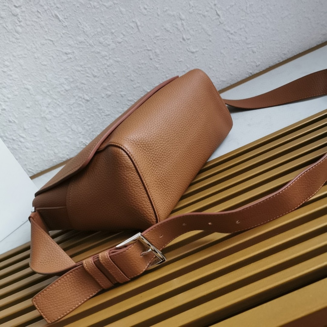 【 原單】🎉新款郵差包🎉🎉2VD069🎉🎉這款皮革單肩包採用進口小牛皮，彰顯時尚休閒格調。精緻小巧，翻蓋廓形搭配可調節肩帶，飾有金屬五金配件和字母徽標。翻蓋設計 上身效果非常酷，寶寶們，趕緊入手吧🎉🎉長22x高22x底12cm🎉🎉🎉👏👏