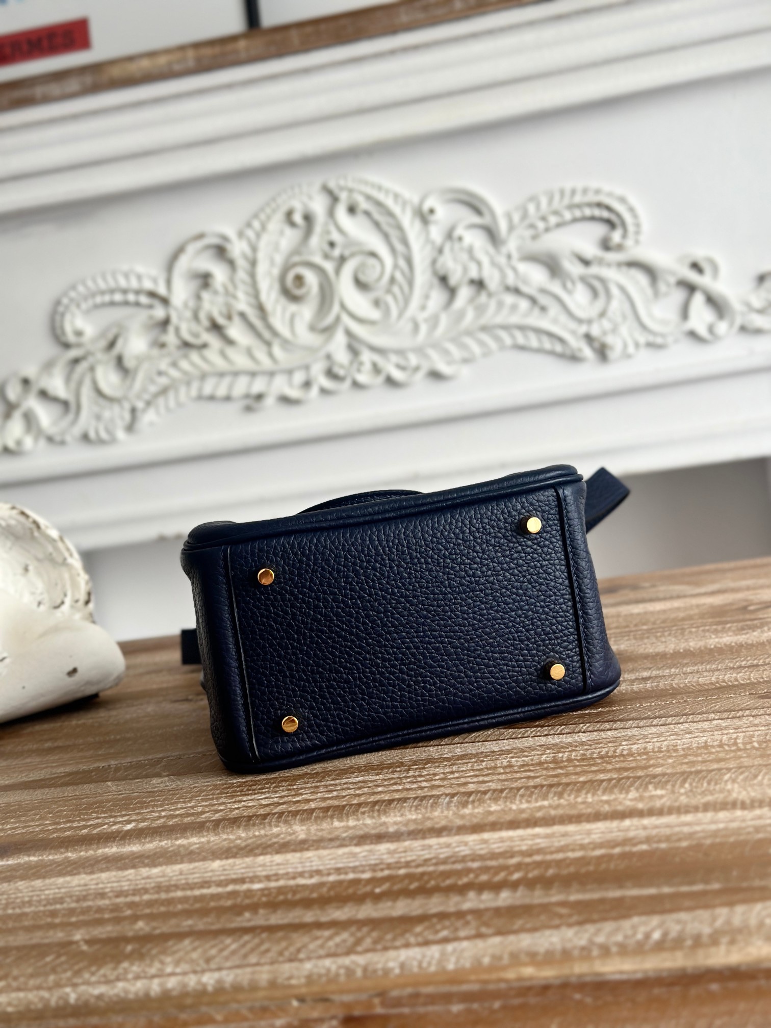 琳迪lindy 19cm	
Tc皮 蜜蠟線半手工縫製
lindy19保留了琳迪包所有細節的完整設計，側口袋、拉鍊等全部都是經典的設計√
這只小可愛暴擊了多少人的少女心