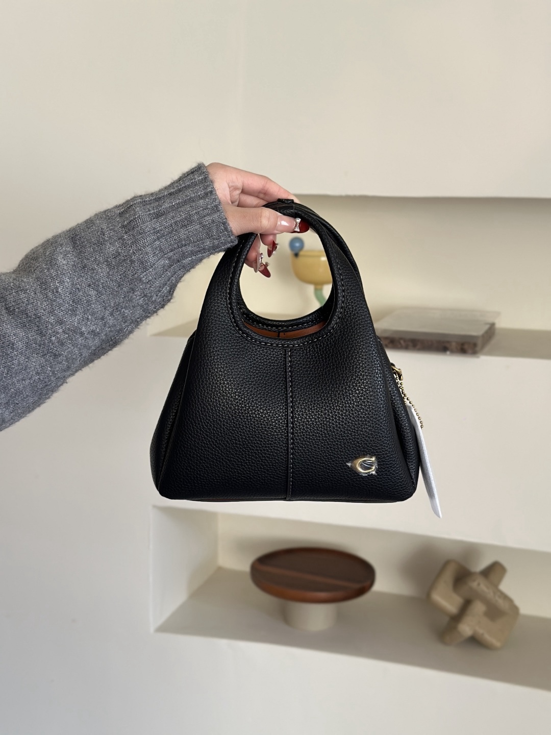 Coach新款首發🔥Lana19 mini號
尺寸：19✖️17cm
精緻小巧，簡約時尚
可手拎，可斜挎 ☑️小號 黑色
尺寸：19✖️17cm