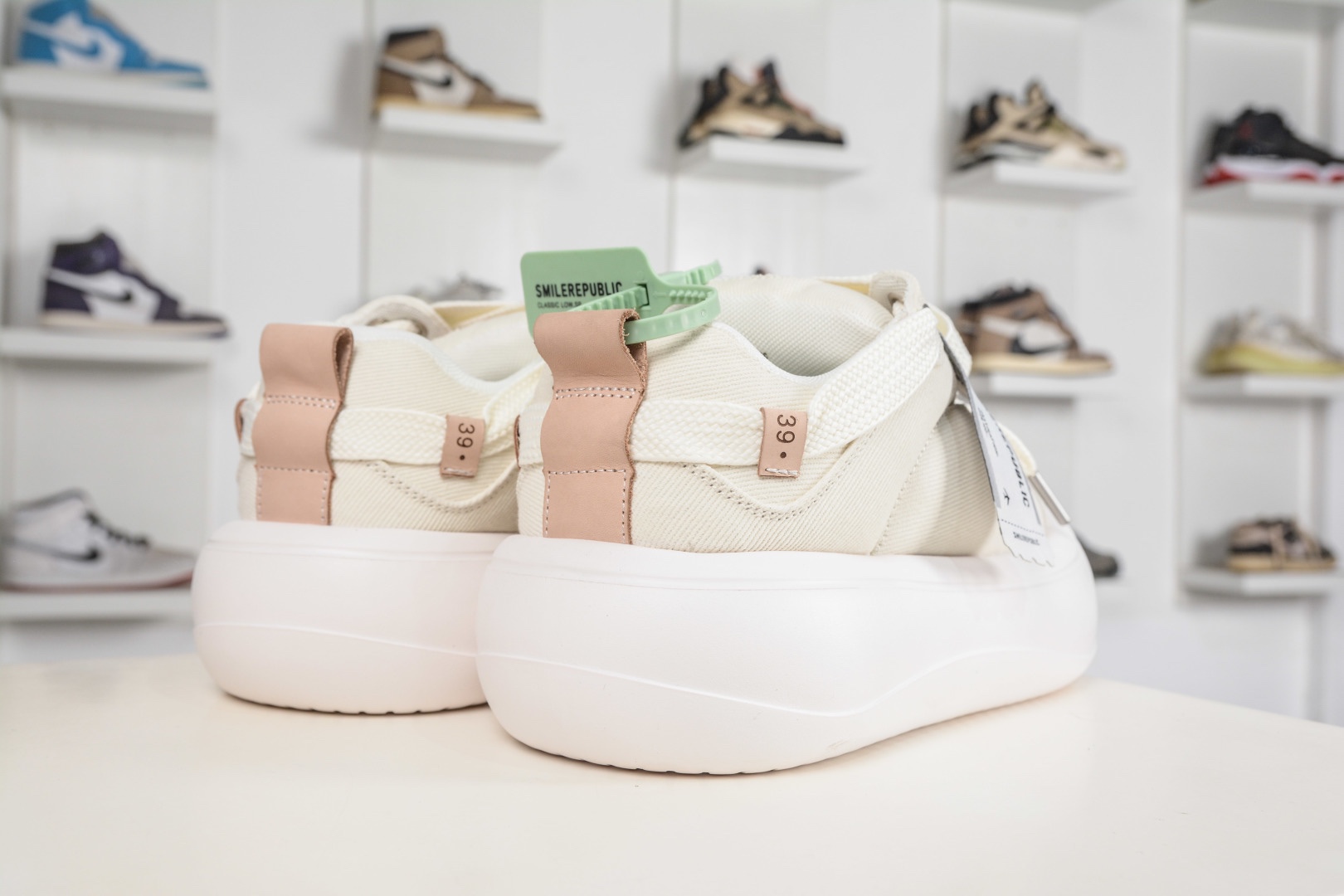 𝐒𝐦𝐢𝐥𝐞𝐫𝐞𝐩𝐮𝐛𝐥𝐢𝐜 SMI 開口笑麵包鞋系列 軟fufu的帆布鞋面透氣不悶腳，暴走一天也不累。5cm的雲朵厚底，悄悄拉長腿部線條，小個子秒變九頭身比例，視覺增高又完全不笨重。
尺碼：35 36 37 38 39 40 41 42 43 44