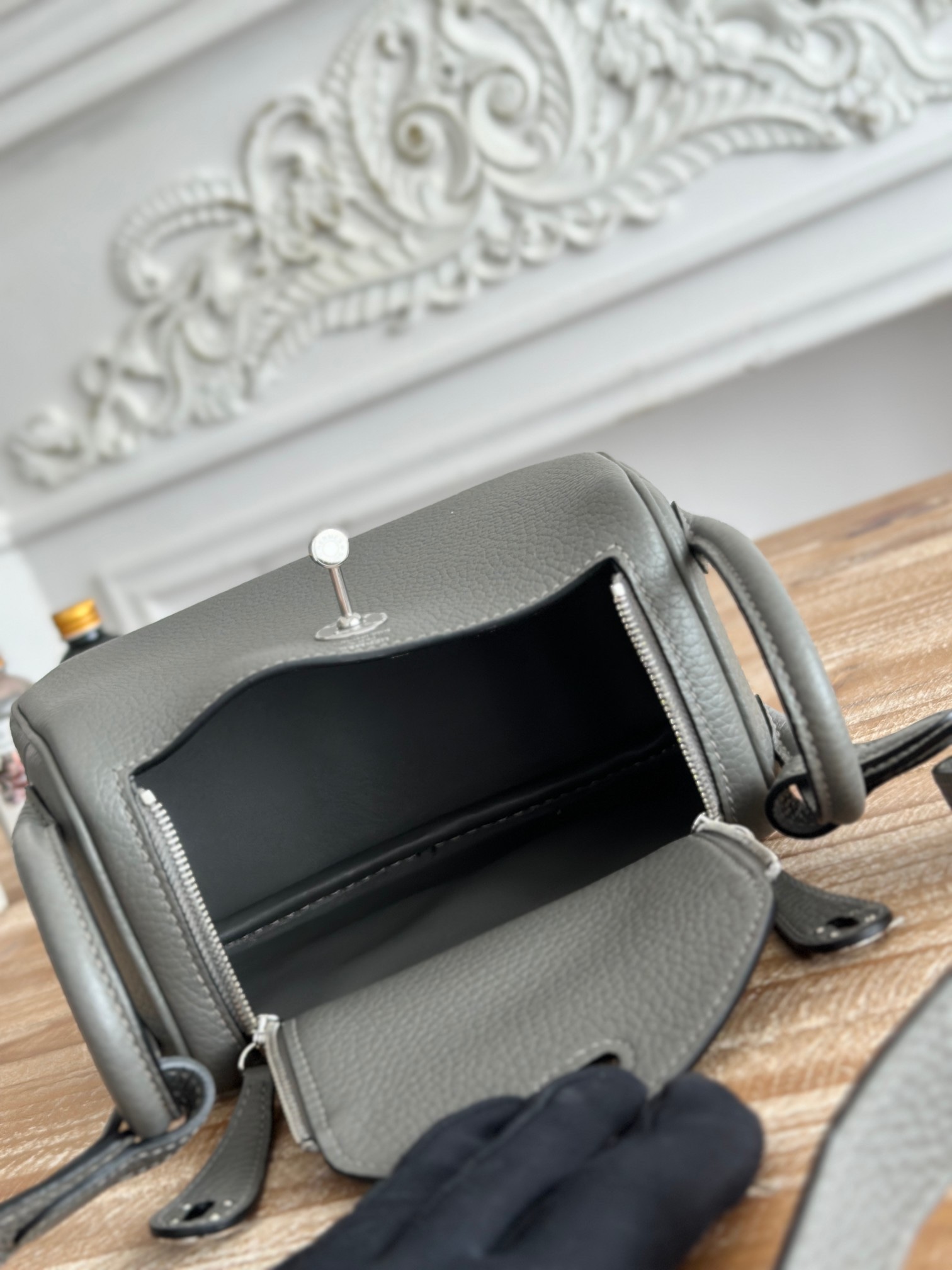 琳迪lindy 19cm	
Tc皮 蜜蠟線半手工縫製
lindy19保留了琳迪包所有細節的完整設計，側口袋、拉鍊等全部都是經典的設計√
這只小可愛暴擊了多少人的少女心