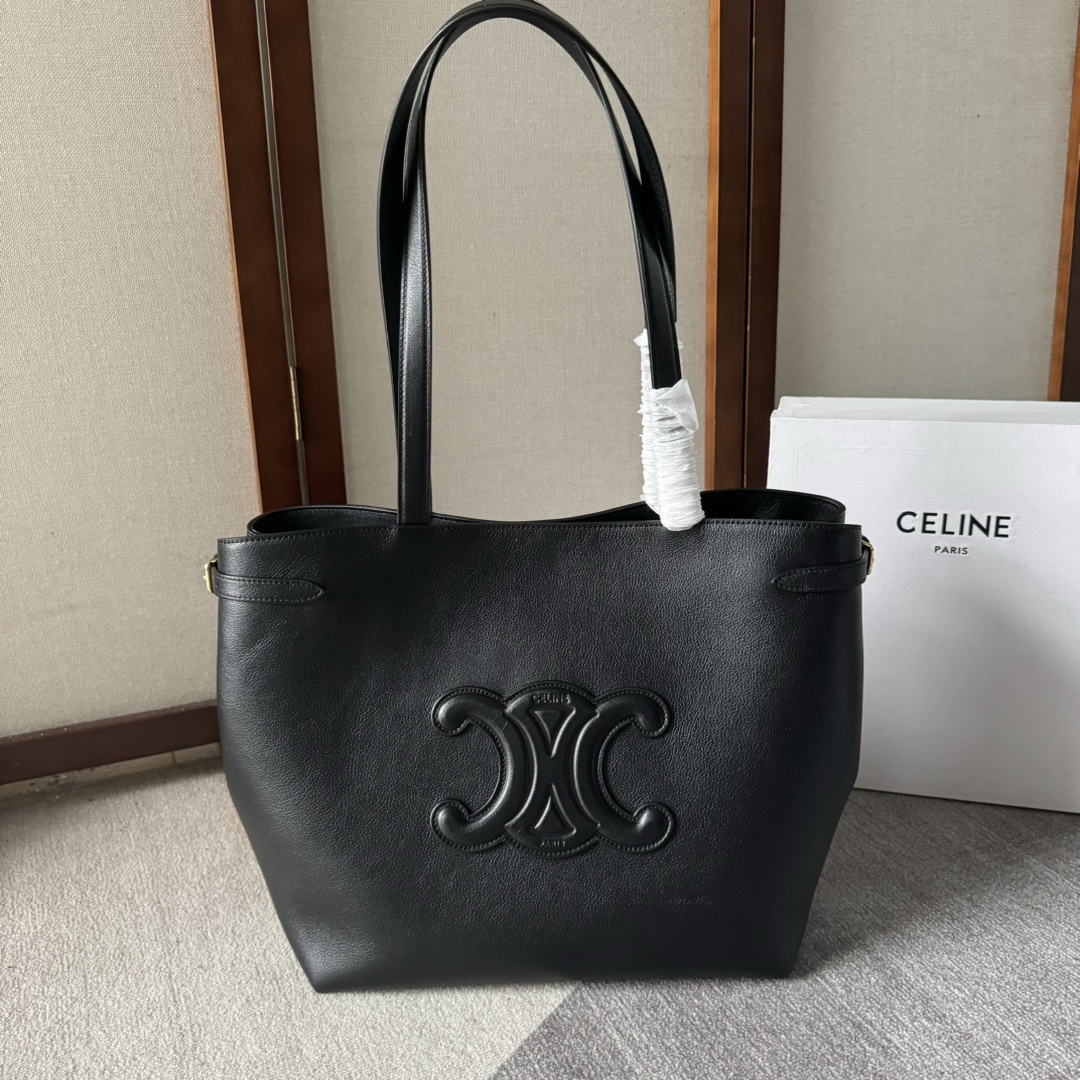 CELINE  24夏季新款Cabas 托特包👜
高級百搭又實用/購物袋的款式
展現著簡約美學和實用性～❤️
大容量設計～無論是日常出街還是通勤 都能輕鬆裝下各種物品～袋口可自主調節大小🌹
款號 116853 尺寸：54*29*15cm