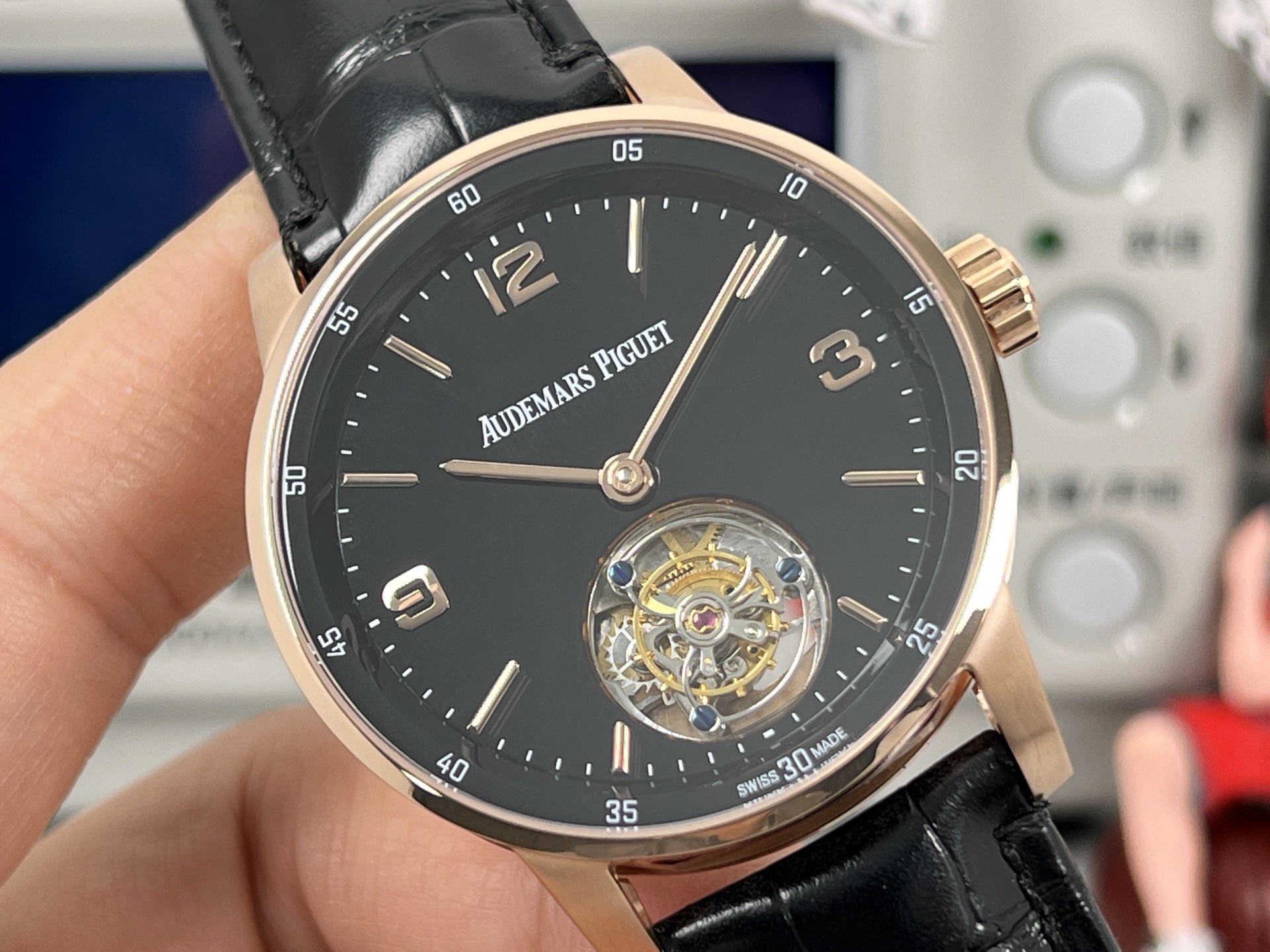 
新款愛彼真陀飛輪CODE11.59系列26396男士腕表！完美與個性的體驗！
1⃣️直徑42MM！表面玻璃採用水晶藍寶石玻璃。
2⃣️搭載Cal.2950全自動陀飛輪機芯，動力儲存60小時！
3⃣️錶帶採用進口意大利小牛皮以及帆布皮帶可選！
3⃣️表殼採用316L精鋼材質，整殼CNC高精准處理，密度與原裝吻合！          
4⃣️表面採用砂金石琺瑯錶盤
整體按照原裝顏色完美呈現！
5⃣️殼套分圈口.殼.底蓋三件套，整體角度完美體現拉絲工藝，品質與美的融合！