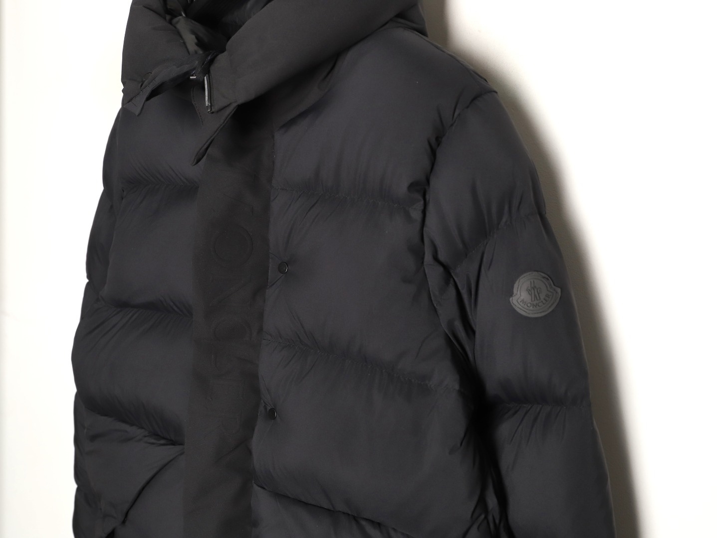 🔝Moncler 蒙口 黑武士羽絨服外套
經典黑武士造型 連續多年斷貨王 我們採用原版東麗集團進口 聚酯纖維三防面料定染 雙層訂制內膽里布 填充平均250g左右90白鵝絨 原版一致YKK正品拉鍊五金 用料扎實 誠意之作
尺碼：3 4 5 6