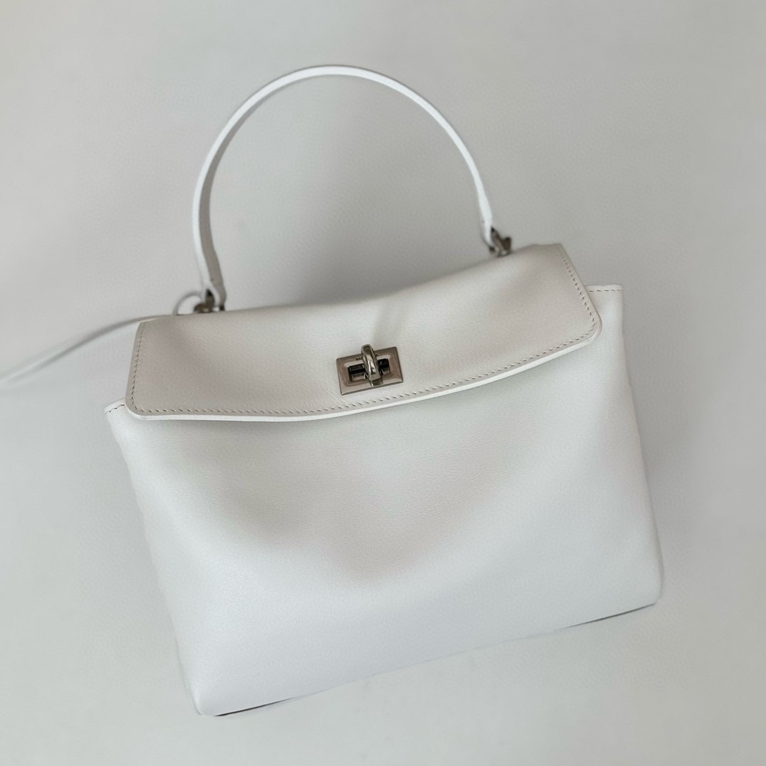 巴黎世家𝗕𝗮𝗹𝗲𝗻𝗰𝗶𝗮𝗴𝗮 🖤🖤出貨了！
款號：795456
尺寸：22.8×9.9×8.3cm