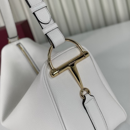 Gucci Half Horsebit系列大號肩背包，煥新呈現，以現代風格煥新演繹品牌最具標誌性的元素之一。該系列巧妙融蘊休閒廓形與標誌性的半馬銜扣配件，這也是其名稱的由來。內部：一個開口袋，可調節牛皮革肩帶，款號862530  尺寸38X20X15