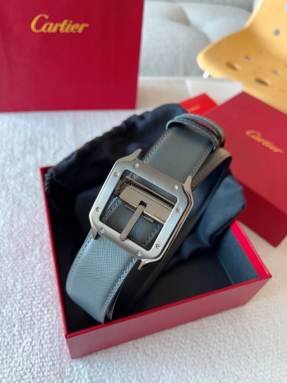 
Cartier（卡地亞）憑借匠心傑作展現與眾不同的美感，融合精湛工藝與經典設計，演繹雋永風格；瀟灑不羈，果敢獨立！此款式易搭配服飾；休閒正裝兩相宜。皮帶寬度：35mm