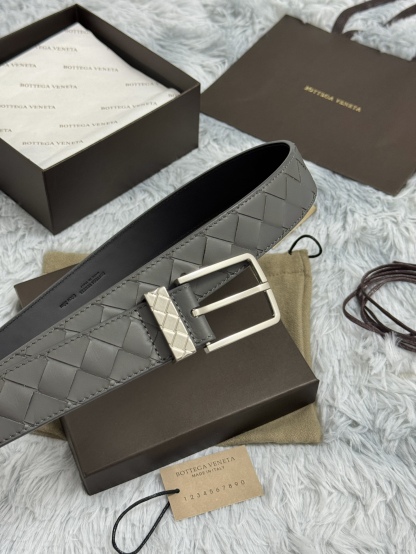 BOTTEGA VENETA   3.5cm   
手工編織牛皮經典之作
每個細節都體現出至高的品味和格調
整體造型增添優雅韻味  
低調奢華的典範
優雅迷人氣息
精緻的手工藝製作
