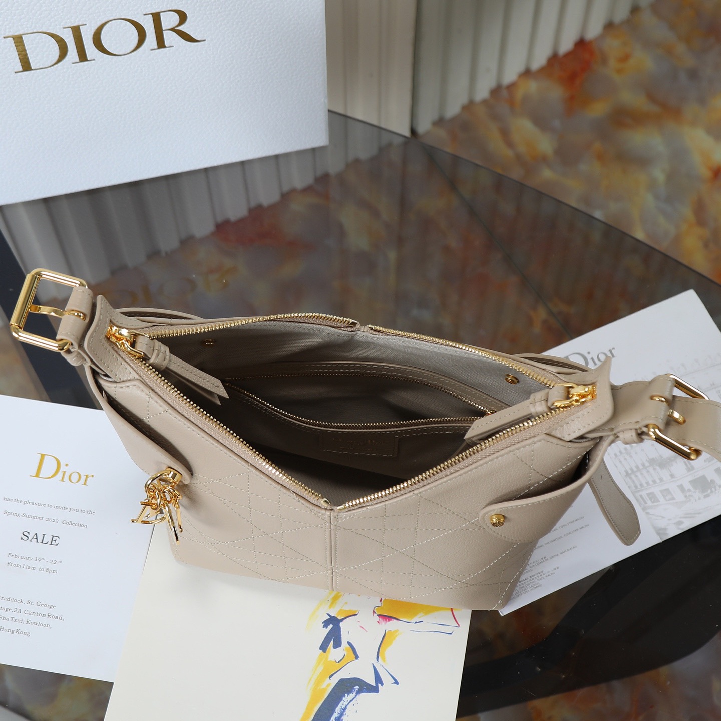 原廠皮 小號粒面牛皮 米色

Voyage秋冬系列
又是一個王炸級別，直接擊中心巴上
自帶鬆弛感，包形柔軟又隨意
經典藤紋格，雙拉鍊設計
整體高級又時髦，精緻感滿滿的字母吊墜
細節非常到位，超大的容量，自用超輕便
時髦精們都懂這款的含金量

型號：2845

size:22*9.5*15cm