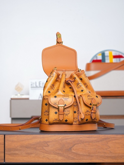 𝙈𝘾𝙈 𝘼𝙧𝙚𝙣 𝘿𝙧𝙖𝙬𝙨𝙩𝙧𝙞𝙣𝙜𝘽𝙖𝙘𝙠𝙥𝙖𝙘𝙠 𝙞𝙣 𝙑𝙞𝙨𝙚𝙩𝙤𝙨干邑色Mini#抽绳双肩背包🎒这款Visetos经典花纹人造革抽绳双肩背包采用搭扣五金件装饰及天然皮革饰边设计。
品牌经典水桶包款式以精致的经典干邑色双肩背包形式焕新呈现，由经典Visetos人造革及天然皮革制成。这款便携包袋的设计独具特色，拥有多个隔层，并饰有以慕尼黑巴伐利亚钻石为灵感的搭扣五金件。