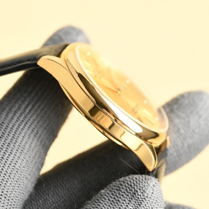 主推勞力士【ROLEX】男士腕表 採用獨特的錶盤設計 搭配而來的是更高檔奢華的勞力士， 初識勞力士必憧憬有朝一日能擁有它，戴上勞力士必順風順水必發達，你值得擁有，歡迎評鑒！！
機芯：搭配全新進口8215西鐵城（零返修） 尺寸：40鏡面：藍寶石玻璃永不刮花 材質：316L精鋼表殼 動力：儲存48小時 防水深度：100米意大利小牛皮帶，原裝針扣！