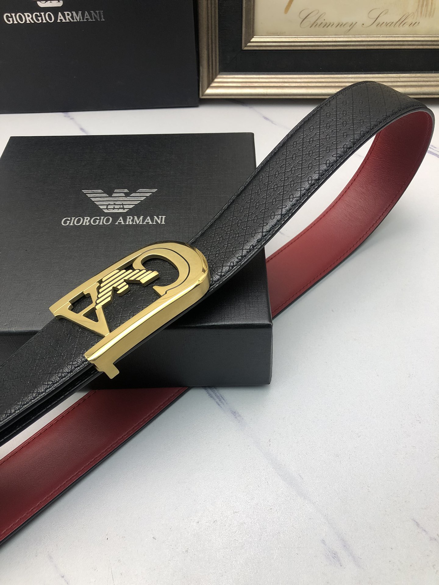 阿曼妮：原單頭層小牛皮燙印花紋，內襯平紋牛皮底，營造織紋外觀。飾以標誌原單扣。專櫃寬度4.0