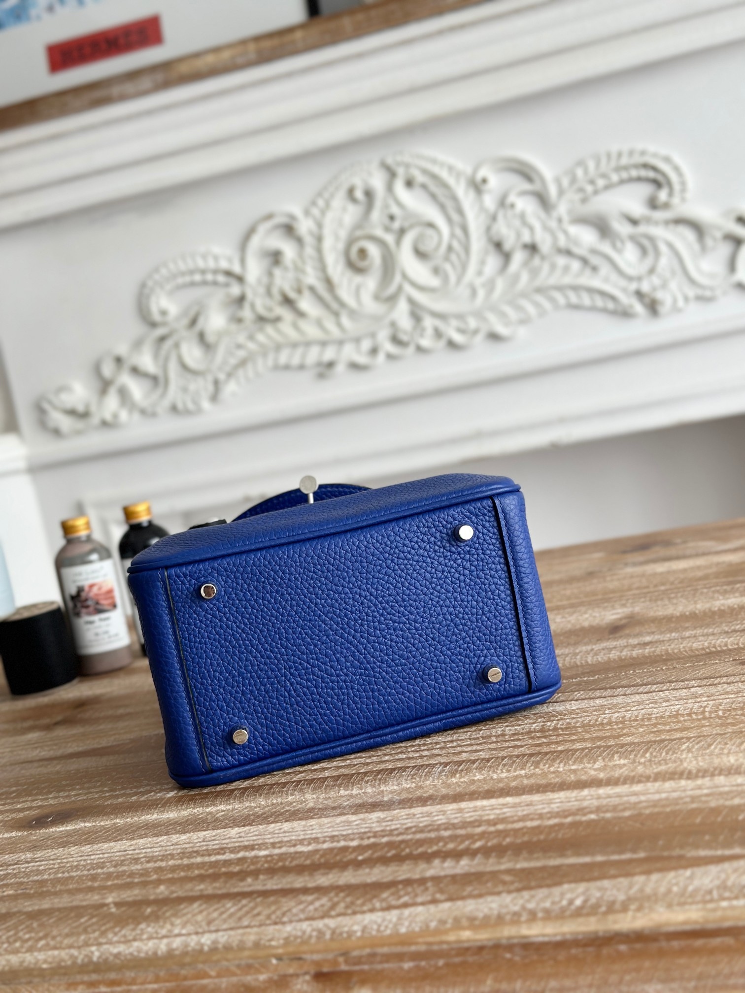 琳迪lindy 19cm	
Tc皮 蜜蠟線半手工縫製
lindy19保留了琳迪包所有細節的完整設計，側口袋、拉鍊等全部都是經典的設計√
這只小可愛暴擊了多少人的少女心