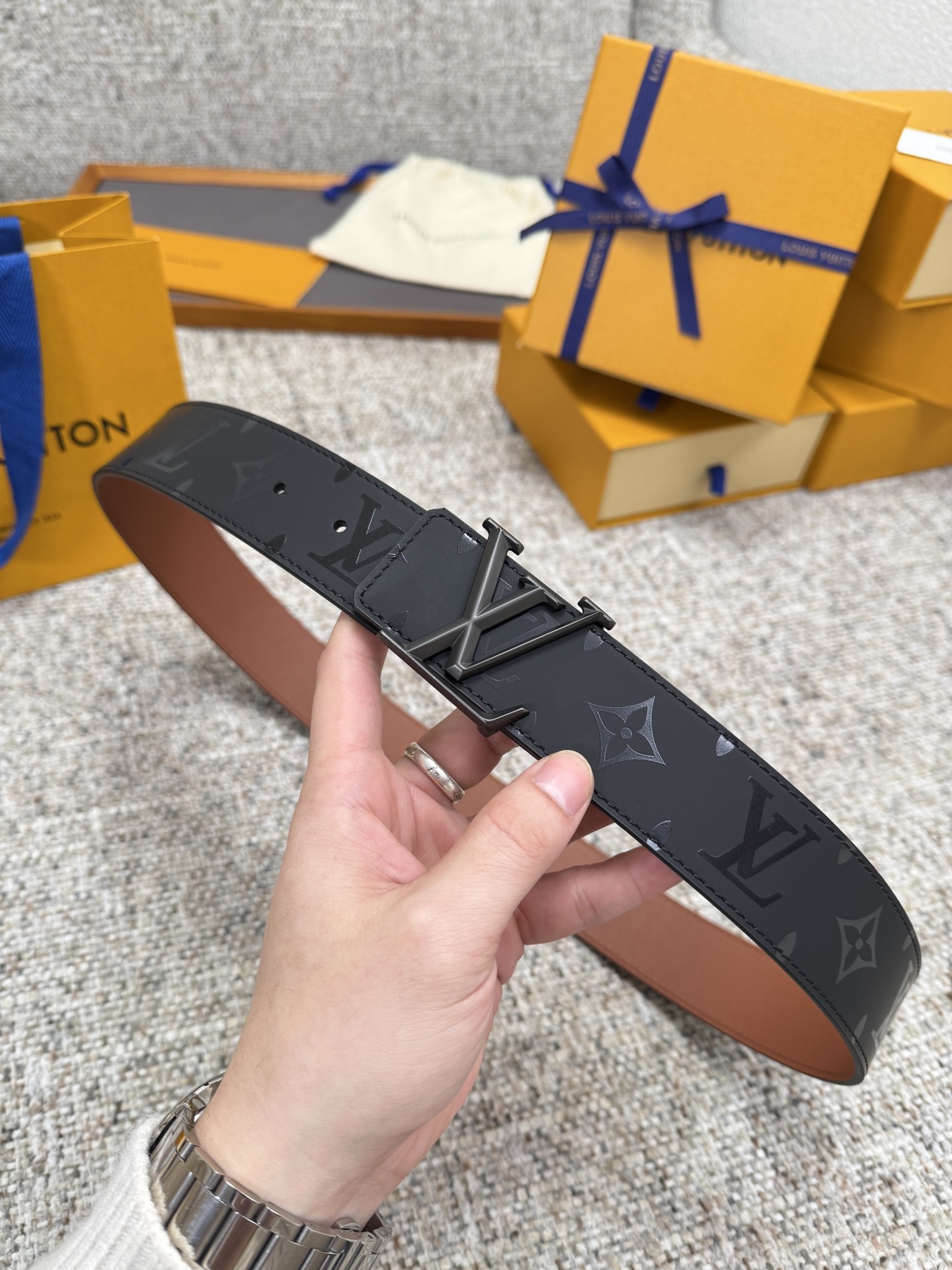 
Louis Vuitton LV腰带 丝印系列 原厂五金 精致手工绘边 柔软舒适 宽4.0