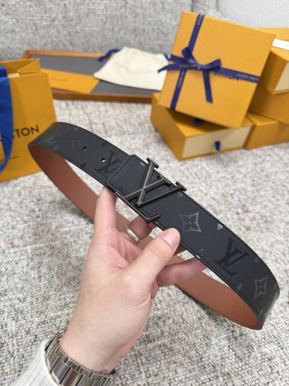 
Louis Vuitton LV腰带 丝印系列 原厂五金 精致手工绘边 柔软舒适 宽4.0