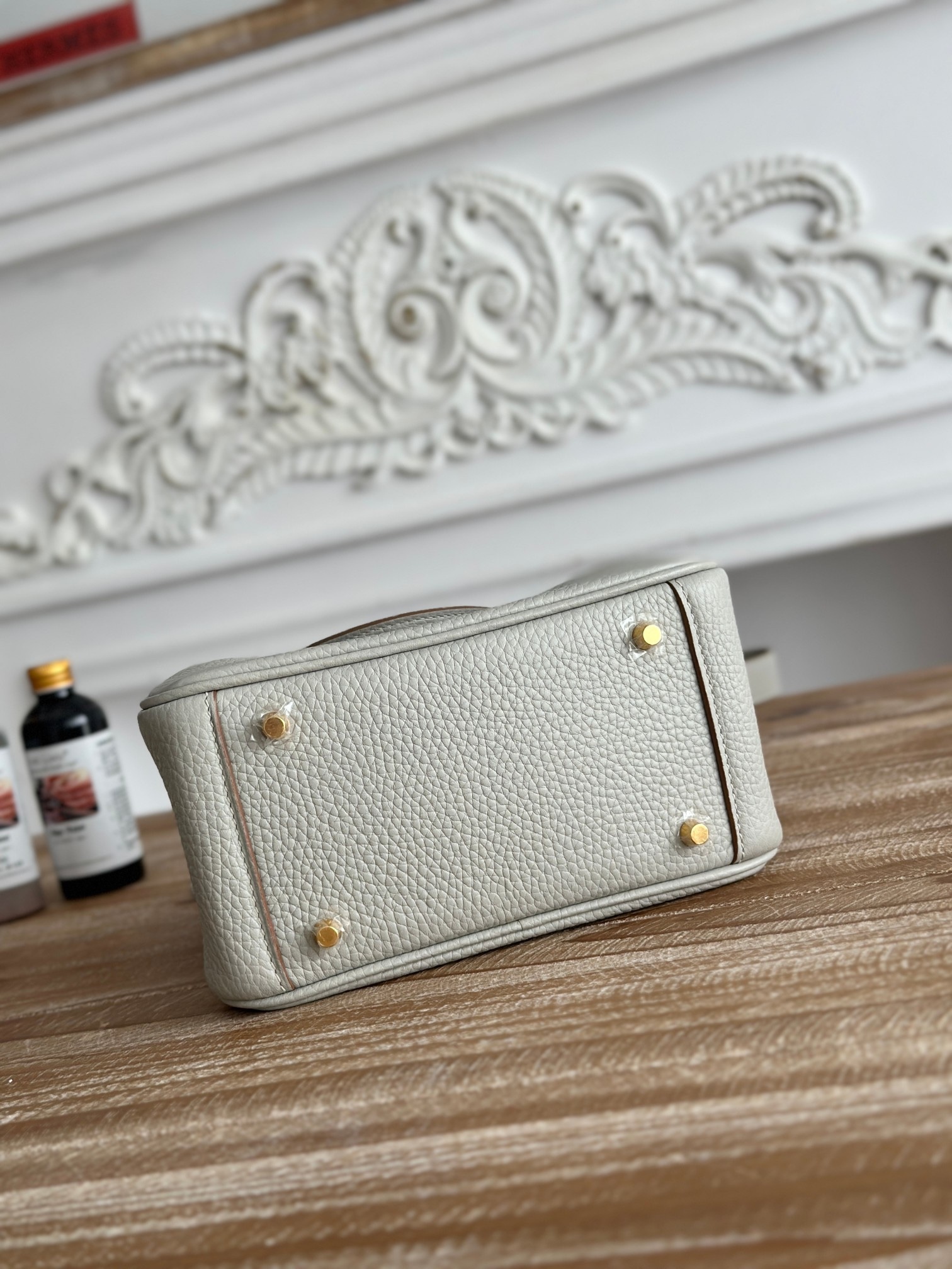 琳迪lindy 19cm	
Tc皮 蜜蠟線半手工縫製
lindy19保留了琳迪包所有細節的完整設計，側口袋、拉鍊等全部都是經典的設計√
這只小可愛暴擊了多少人的少女心