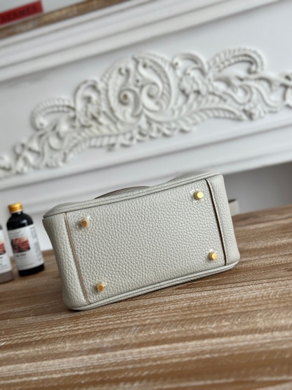 琳迪lindy 19cm	
Tc皮 蜜蠟線半手工縫製
lindy19保留了琳迪包所有細節的完整設計，側口袋、拉鍊等全部都是經典的設計√
這只小可愛暴擊了多少人的少女心