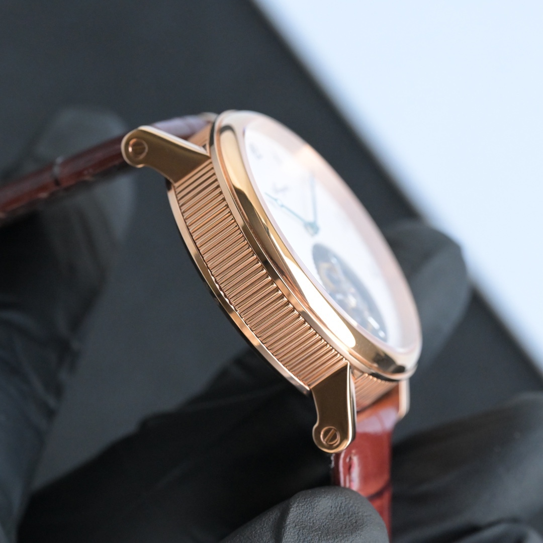 224年前，阿伯拉罕-路易·宝玑先生在他所创立的巴黎钟表堤岸制表工坊中，创造了制表史上令无数人赞叹的陀飞轮调速装置。这一无比复杂的精密机构彰显了宝玑先生卓然超群的远见与创想，时至今日仍对高级制表业有着重要意义。至今，陀飞轮的作用和意义已不仅是提高走时的精准度，而是谱写了制表领域的辉煌篇章。宝玑陀飞轮时计臻品在百年征程中不断创新，超越自我，集精湛机械制造技艺与深厚美学原理于一身，创制出演绎复杂迷人的机械世界。腕表的表冠上刻有著名的宝玑品牌标志，从侧面我们可以看到表王宝玑著名的钱币纹饰，代表着温文尔雅