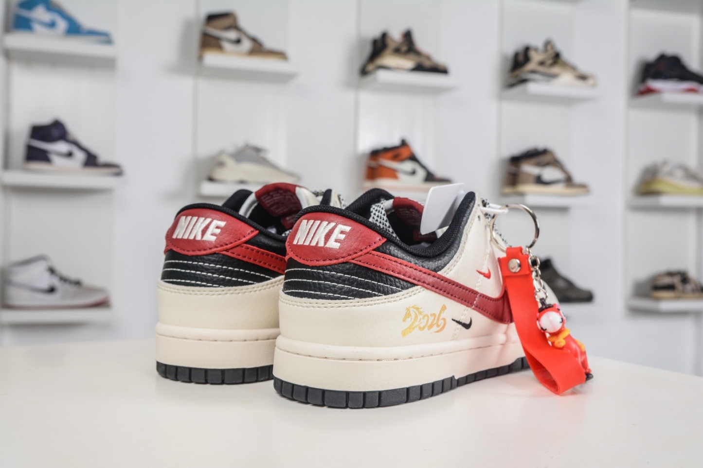 Nike SB Dunk Low 馬年限定聯名-白黑紅三鈎 
貨號:MY9969 905
尺碼：36 36.5 37.5 38 38.5 39 40 40.5 41 42 42.5 43 44 44.5 45