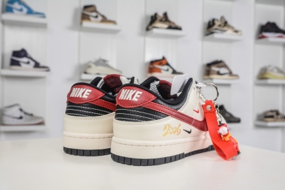 Nike SB Dunk Low 馬年限定聯名-白黑紅三鈎 
貨號:MY9969 905
尺碼：36 36.5 37.5 38 38.5 39 40 40.5 41 42 42.5 43 44 44.5 45