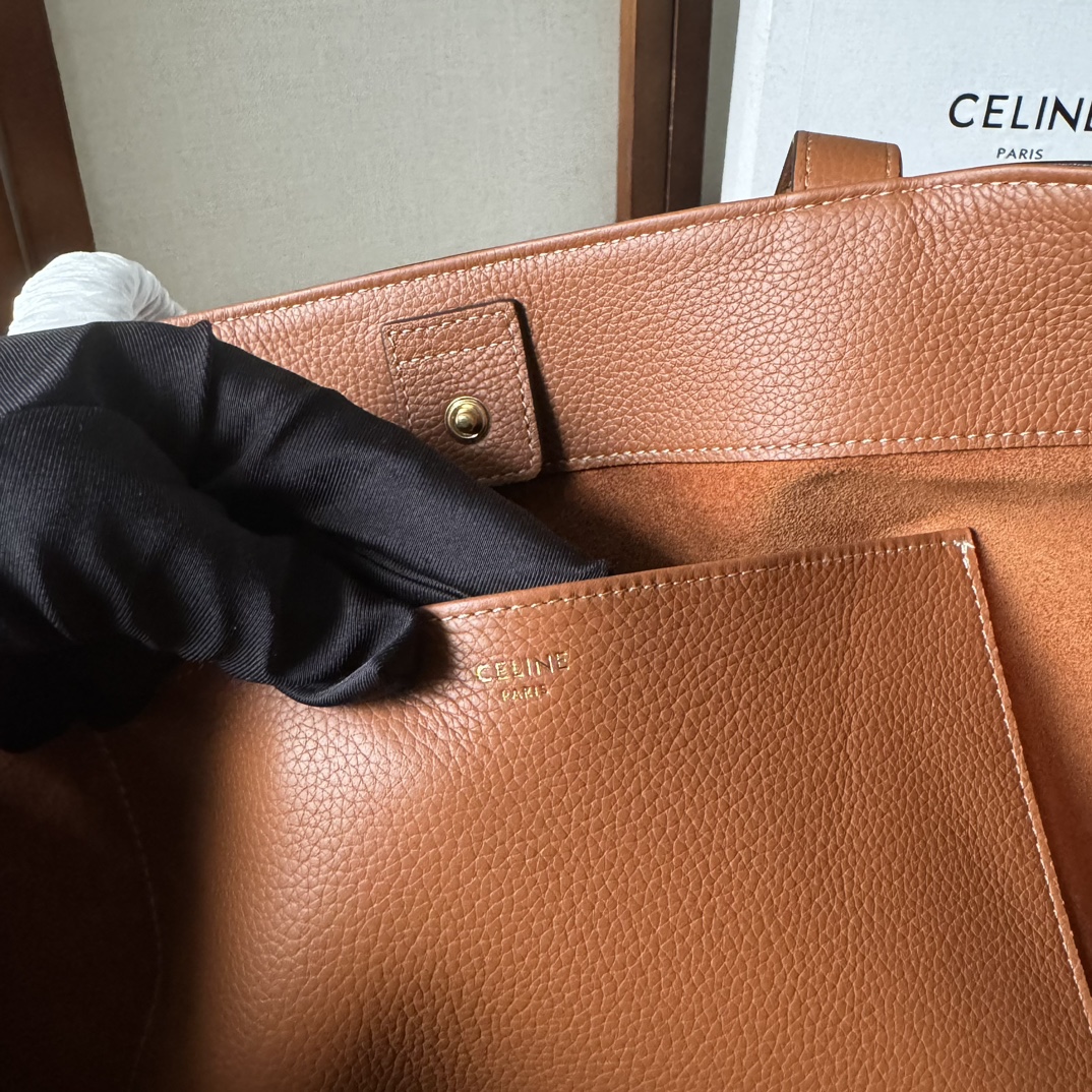 CELINE  24夏季新款Cabas 托特包👜
高級百搭又實用/購物袋的款式
展現著簡約美學和實用性～❤️
大容量設計～無論是日常出街還是通勤 都能輕鬆裝下各種物品～袋口可自主調節大小🌹
款號 116853 尺寸：54*29*15cm