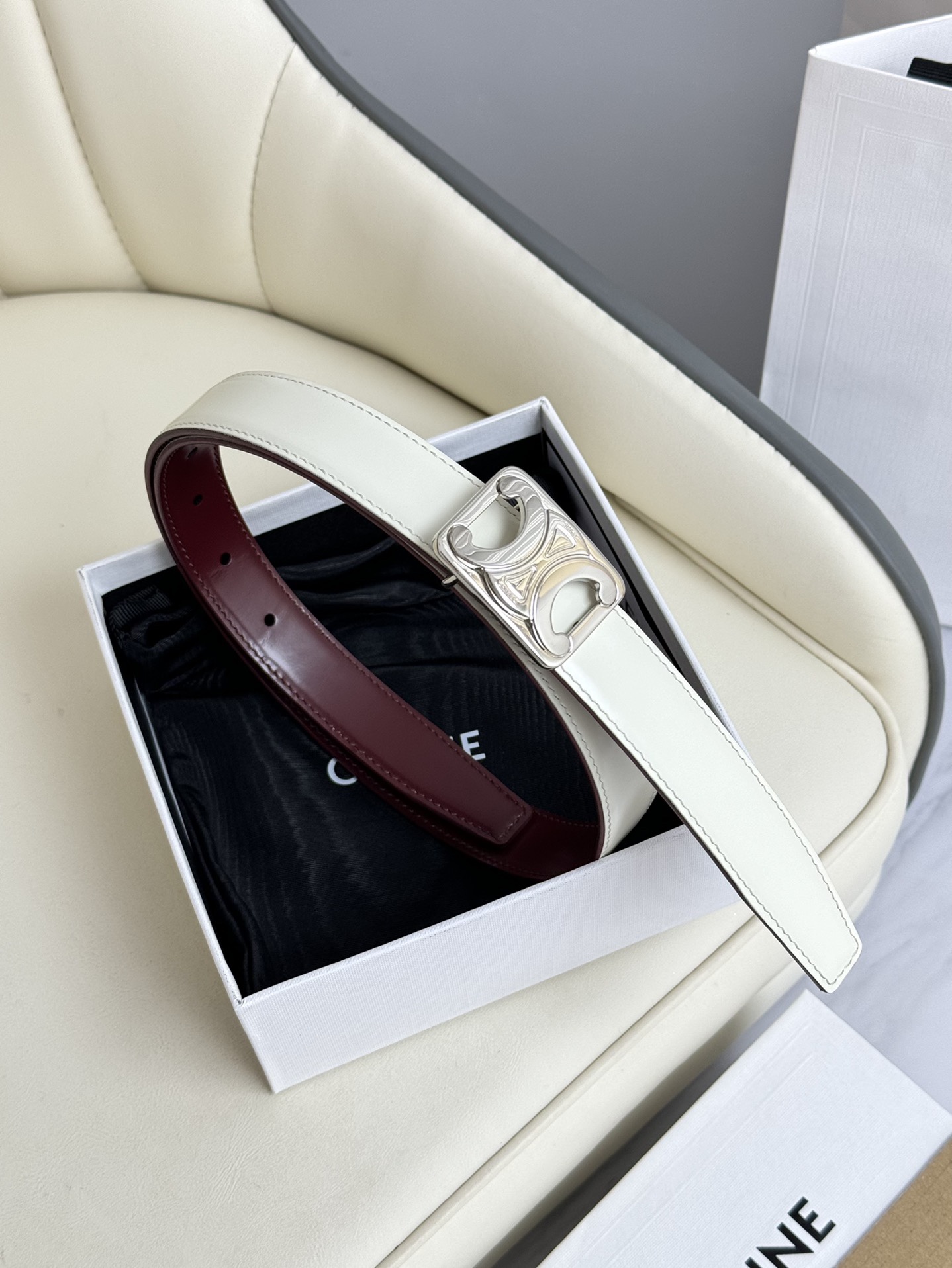 賽琳女裝原單新款寬度:2.5cm精品凱旋門銅扣，正品復刻進口精選優質頭層小牛皮，全粒面小牛皮，比拼正品無壓力。