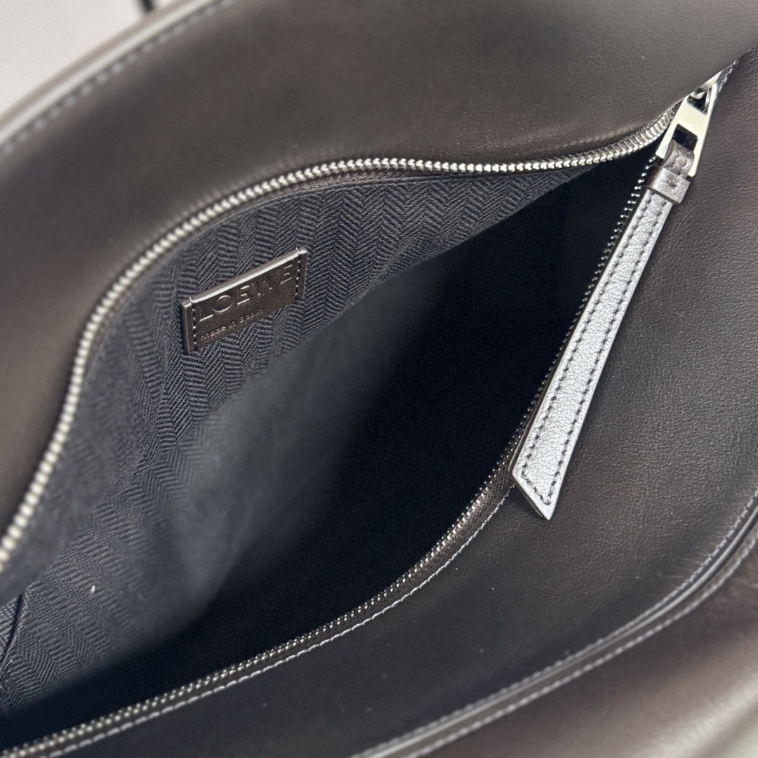 羅家🌟新款 🆕大號亮面牛皮革Panta Puzzle  手袋Puzzle 以別具一格的幾何線條勾勒長方體造型。此大號版本採用亮面牛皮革製成，飾有單寧布長褲風格細節 .可肩背、斜挎或手提*可拆卸可調節肩帶*拉鍊開合，牛皮革拉鍊頭*一個外部拉鍊後袋，一個內部插袋人字紋棉質帆布襯里*Anagram 壓紋
size: 33×14.7×21.5cm
型號：052500